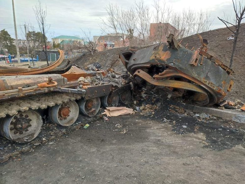 Околиці звільненого Тростянця завалені розбитою технікою російських окупантів 04