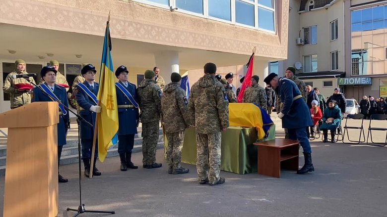 На Вінниччині попрощалися із загиблим внаслідок російського обстрілу воїном 56-ї ОМПБр Денисом Кононенком 07