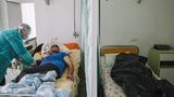 "Життя і смерть поруч, розділені фіранкою", - ФОТО дня з ковідної лікарні в Коломиї