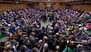 Парламент Британии принял поправку, откладывающую Brexit до завершения законодательных процедур