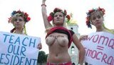 Femen показали Хиллари большую голую грудь и попросили спасти от Януковича. ФОТОрепортаж.