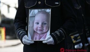 В Одесі попрощалися з Валерією Глодан, її мамою та тримісячною донечкою Кірою, які загинули внаслідок влучання російської ракети у багатоповерхівку. ФОТО