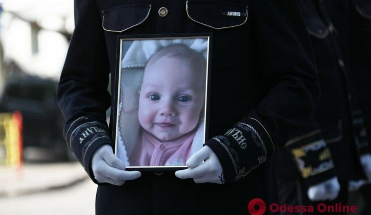 В Одесі попрощалися з Валерією Глодан, її мамою та тримісячною донечкою Кірою, які загинули внаслідок влучання російської ракети у багатоповерхівку. ФОТО