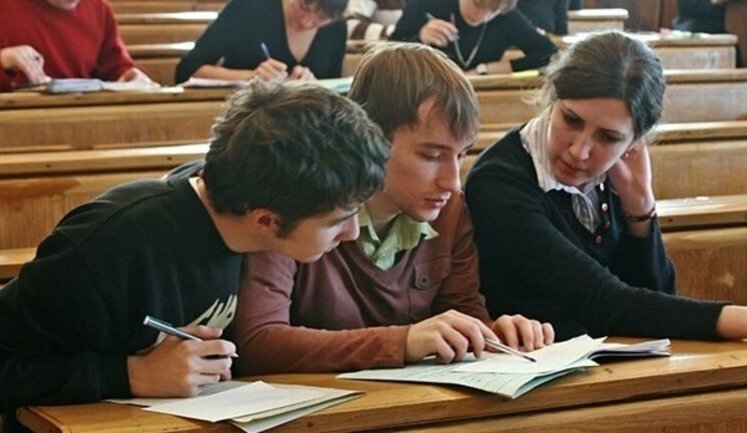 На ТОТ Херсонщини держпідприємства використовують студентів замість працівників через зупинку фінансування, - ЦНС