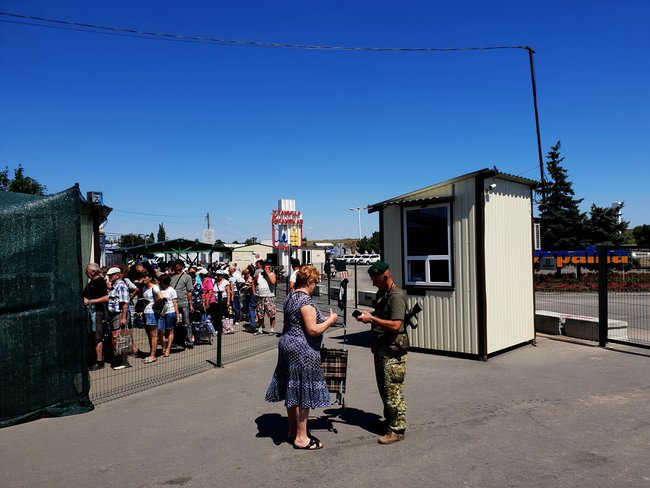 Украинские пограничники не пропустили через линию разграничения 282 человека из-за отсутствия документов 03