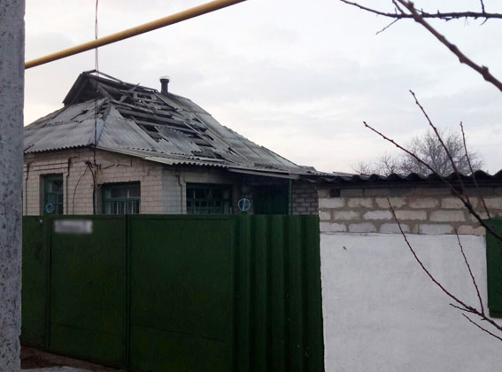 Терористи знову обстріляли Авдіївку: пошкоджені 2 будинки 01