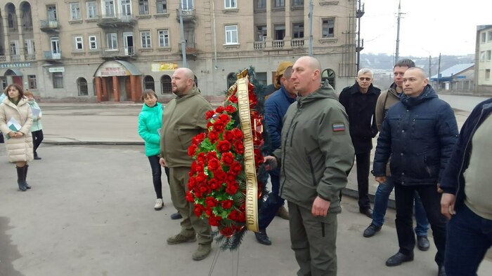 Оккупанты восстановили памятник Ворошилову в Лисичанске 02