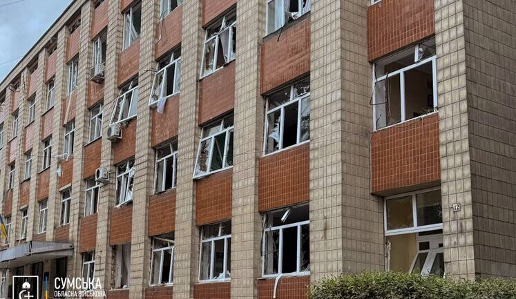 Удар РФ по Лебедину: двое пострадавших, повреждены два админздания и 12 частных домов. ФОТО (обновлено)