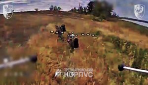 Влучання в саме "яблучко": дрон поцілив між сідниць військовому РФ. ВIДЕО