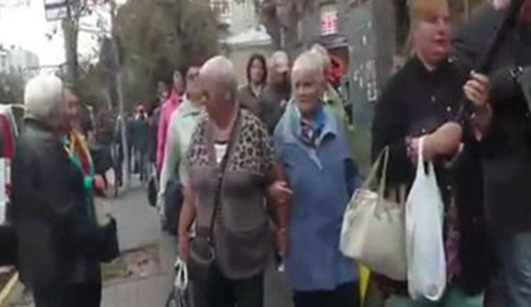 MP's Rabinovich, Muraiev buy "activists" for fake rally outside National Bank. VIDEO