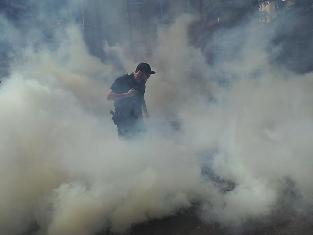 Protesters clash with police near Rada building 04