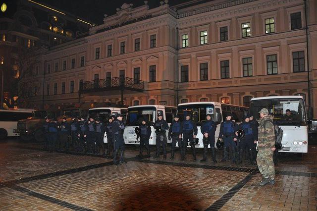 Добровольчий Рух ОУН на честь Дня українського добровольця закидав офіс компанії Ахметова і відділення Альфа-банку камінням (оновлено) 11