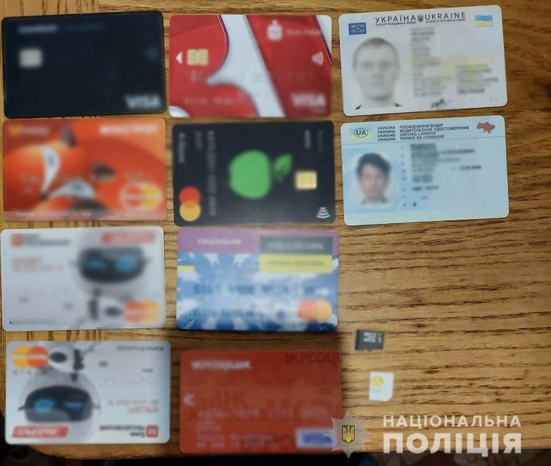 Підкладали наркотики в посилку і вимагали гроші: в Києві затримали банду, що складається з таксистів і псевдополіцейських 07