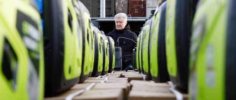 Порошенко передав допомогу фронту