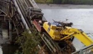 "На човні переправляти людей будемо", - на День незалежності України під вагою вантажівки українського виробництва провалився міст на республіканській автотрасі в Якутії. ВIДЕО