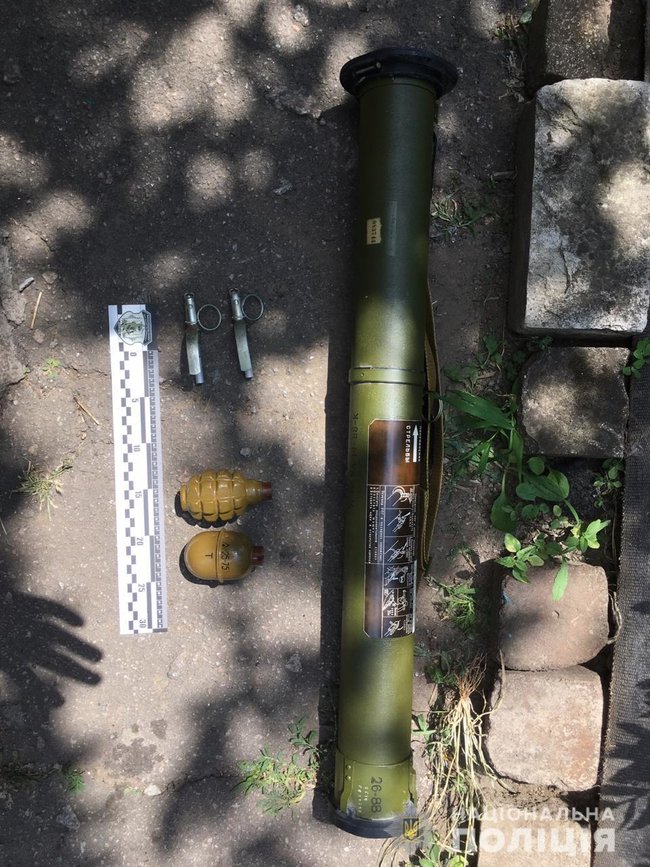 Гранатомет і дві гранати: поліція вилучила зброю у жителя Марганця 03 Гранатомет і дві гранати: поліція вилучила зброю у жителя Марганця 03