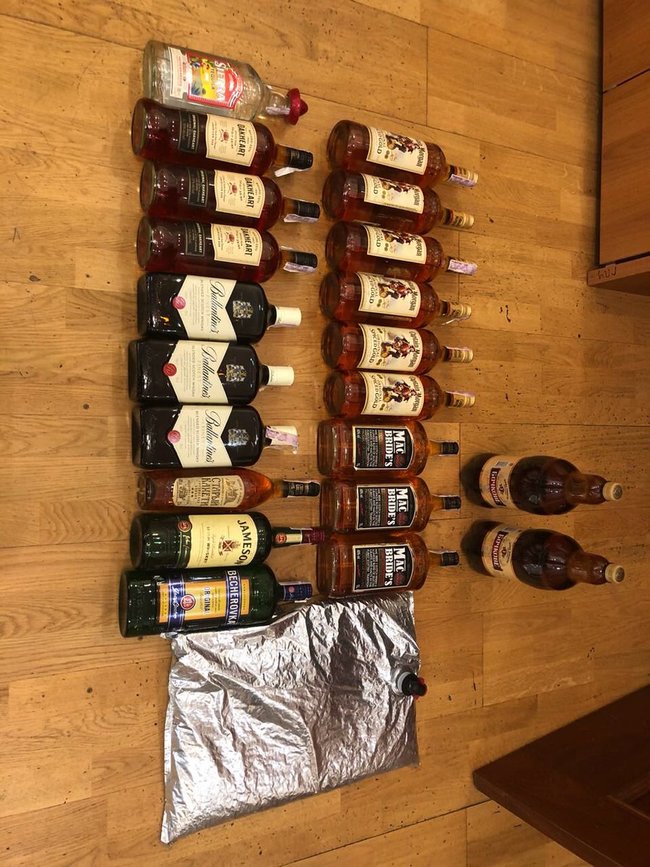 Нацистський прапор, алкоголь і ножі, - вилучене в Лукянівському СІЗО у торнадівців 03