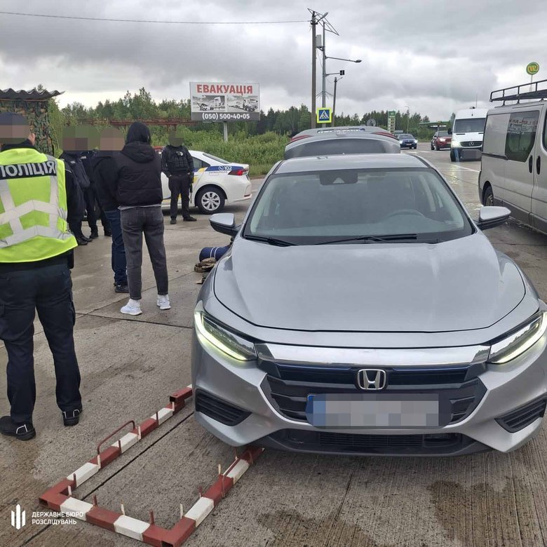 Судитимуть експоліцейського за допомогу ухилянтам