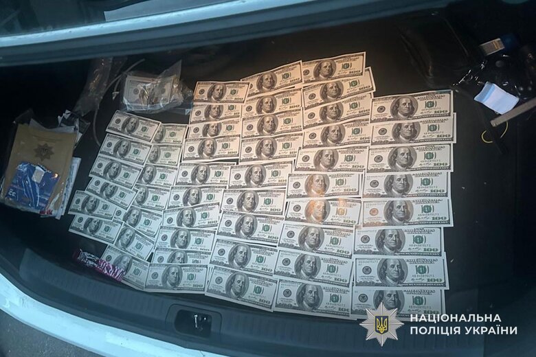 Працівник ТЦК вимагав 5 тисяч доларів у чоловіка на Тернопільщині