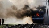 Разъяренные пассажиры сожгли электричку. ФОТОрепортаж