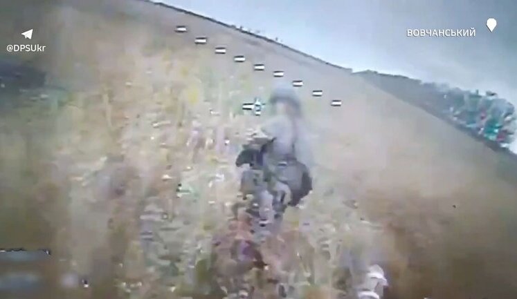 FPV-дрони українських прикордонників знищили окупантів, які ховалися в чагарниках. ВIДЕО