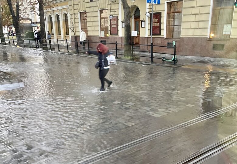 Центр Львова затопило через аварію на водопроводі 01
