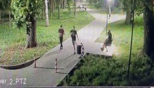 Вандалы за полчаса сломали в днепровском парке 16 урн. Горожане просто наблюдали за их буйством. ВИДЕО