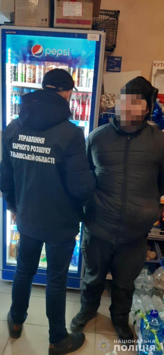 Озброєний чоловік напав на магазин у Львові, - поліція 03
