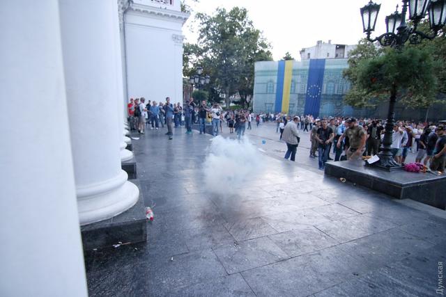 Активисты штурмовали мэрию Одессы из-за пожара в детском лагере: в ход пошли газ и светошумовые гранаты 14