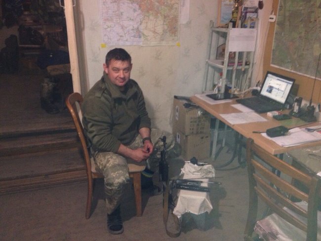 Заступник комбрига 57-ї бригади полковник Олександр Щербина: Загинув наш боєць о 5-й ранку, а о 8-й дзвонить його телефон, і там дитина каже: Татусю, ми йдемо з мамою в садочок 03