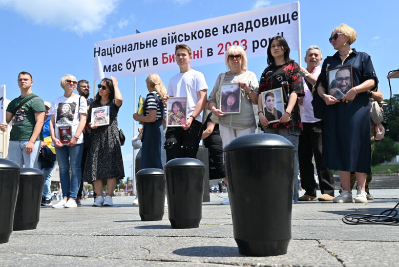 Родные павших защитников Украины потребовали создать под Киевом военное кладбище 05