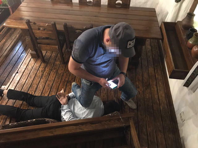 СБУ про спробу викрадення екс-громадянина РФ: Начальник райвідділу поліції пропонував замовникам вибивати гроші з комерсанта в Україні 02 СБУ про спробу викрадення екс-громадянина РФ: Начальник райвідділу поліції пропонував замовникам вибивати гроші з комерсанта в Україні 02