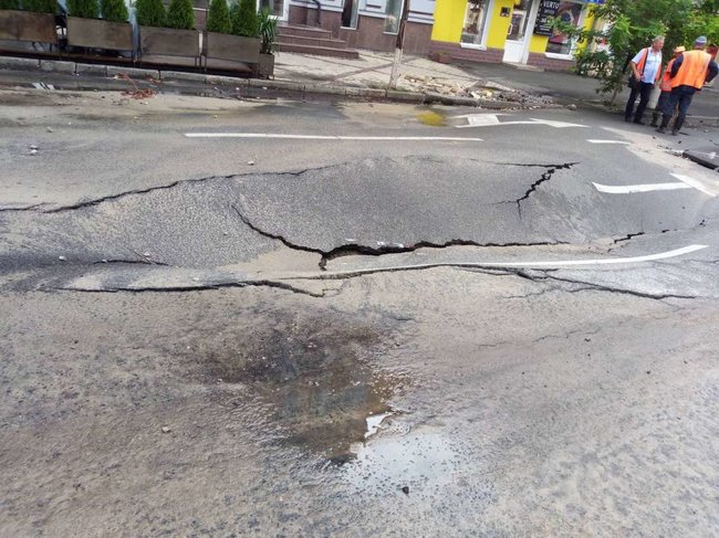 Дощі в Києві: потік води спотворив асфальт на Антоновича 01