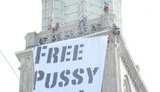 Защитники Pussy Riot вывесили на главной церкви Цюриха баннер "Fuck Putin". ФОТОрепортаж+ВИДЕО