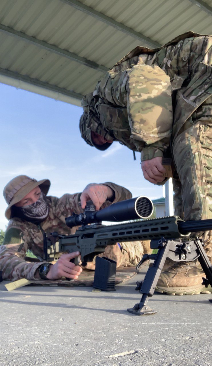 Командир снайперів Влад, позивний Санта: Проміж крапель ходжу поки. Бронік надирявили мені, таке було… 08