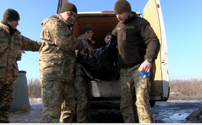 На Луганщине украинские военные передали тела ликвидированных российских террористов противоположной стороне 02