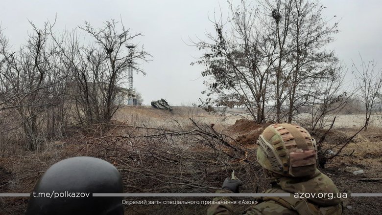 Азовцы показали уничтоженную технику россиян в Мариуполе 06