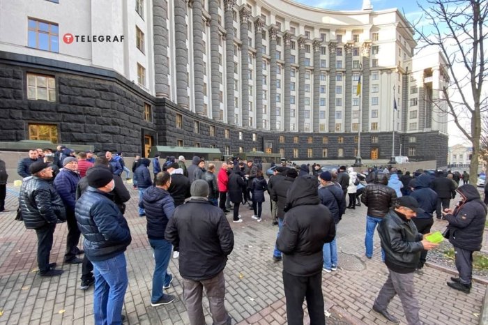 Перевізники протестують у центрі Києва через карантинні обмеження 01