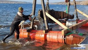 Пушечный лафет времен казачества нашли на дне Днепра в Запорожье. ФОТОрепортаж