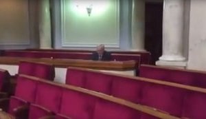 Нардеп от Оппозиционного блока Шурма отказался вставать во время речи о Голодоморе. ВИДЕО