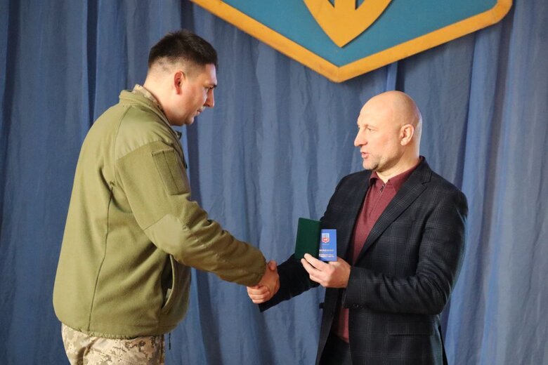 Володимир Мукан: Коли заїхали в Слов’янськ, назустріч нашій колоні військових безперестану мчали швидкі допомоги з пораненими, десь далеко було чутно вибухи. Відчувався подих війни 07