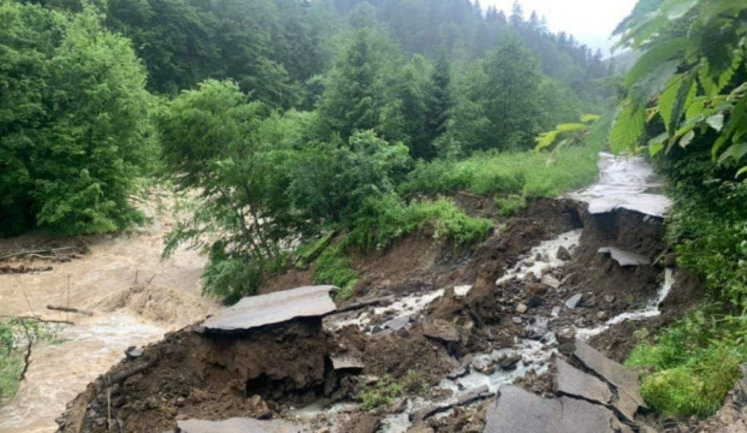 Город Яремче остался без водоснабжения: обвал дороги разрушил трубу