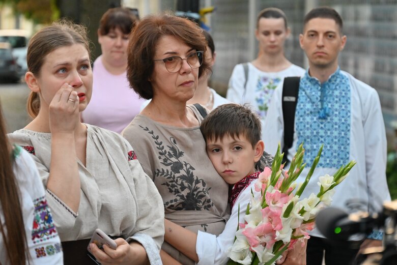 У Києві вшанували пам’ять Андрія Бабінського - воїна 80-ої ОДШБр та засновника Мегамаршу у вишиванках 30