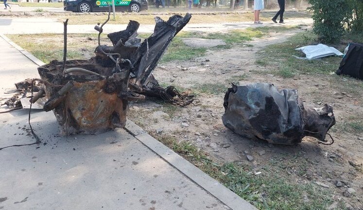 Wreckage of Russian "Iskander" missile removed from rubble of dormitory in Kharkiv. PHOTOS