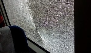 "Развлечения из каменного века": "Хюндаи" забрасывают камнями, придется обшивать стальными листами и ставить сверху автоматчиков. ФОТОрепортаж