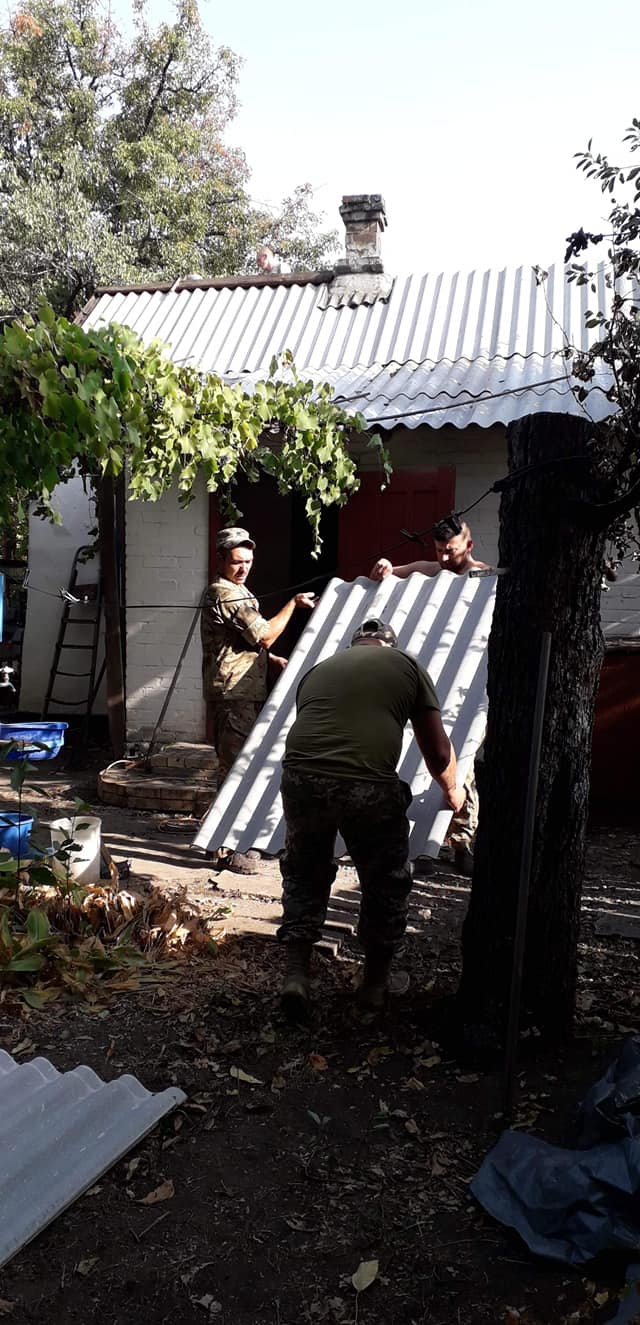 Морские пехотинцы отремонтировали поврежденную осколками крышу в доме волонтерки 04