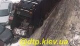 Занесло на склоне: мусоровоз разбил 9 машин в Киеве. ВИДЕО+ФОТО