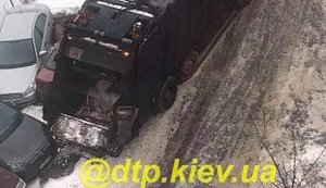 Занесло на склоне: мусоровоз разбил 9 машин в Киеве. ВИДЕО+ФОТО