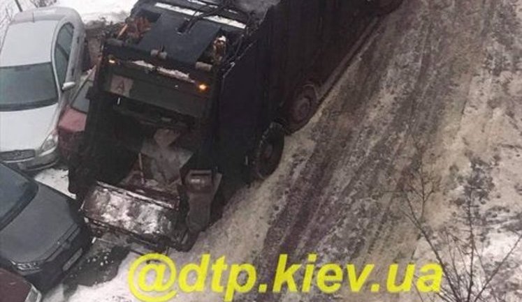 Занесло на склоне: мусоровоз разбил 9 машин в Киеве. ВИДЕО+ФОТО