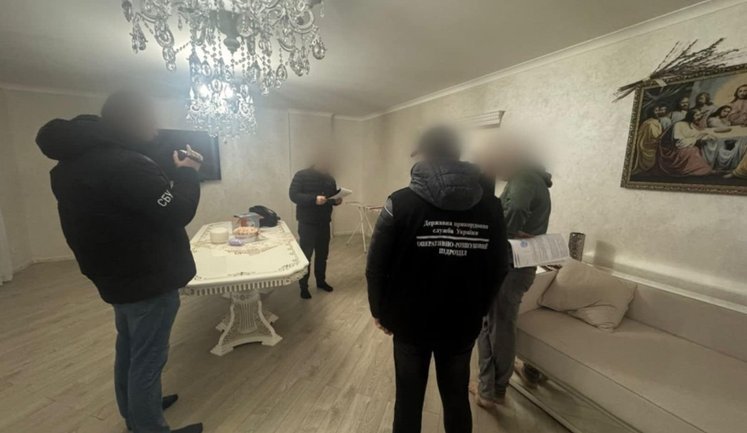 Правоохоронці вручили підозру жінці, яка допомагала чоловікам призовного віку виїжджати за кордон. ФОТОрепортаж